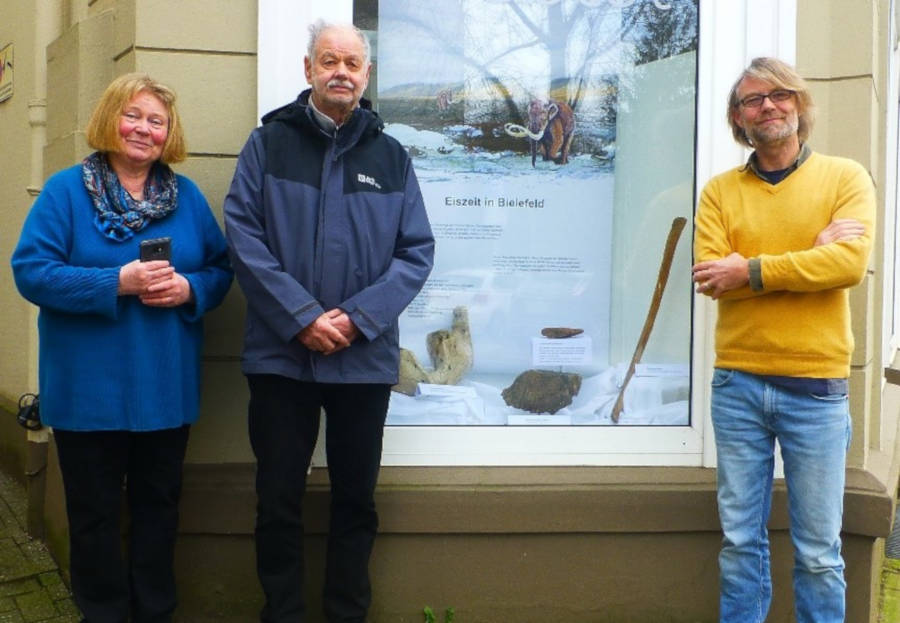 Brachten die Mammutfossilien in die Arndtstraße (v.l.): Marion Scheuer und Heinz-Dieter Zutz vom namu sowie Verleger Roland Siekmann. Foto: Susanne Schultz.