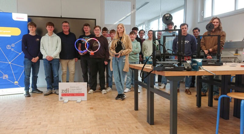 Die jungen 3D-Druck Spezialisten mit dem Dozententeam: Dritter von links: Thomas Mahlmann, von rechts: Julian Klett, Ingo Kirchhof, Mark Bille, fünfter von rechts: Norbert Fischer mit den teilnehmenden Schülerinnen und Schülern des Kurses. Foto: Lippe Bildung eG
