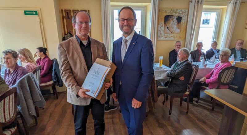 Norbert Arnold (links) erhielt von Verbandsvorsteher Jörg Düning-Gast eine Urkunde und ein Abschiedsgeschenk. Foto: Landesverband Lippe.