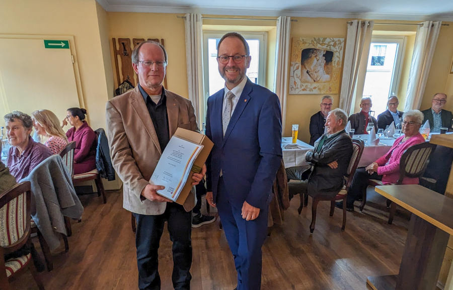 Norbert Arnold (links) erhielt von Verbandsvorsteher Jörg Düning-Gast eine Urkunde und ein Abschiedsgeschenk. Foto: Landesverband Lippe.