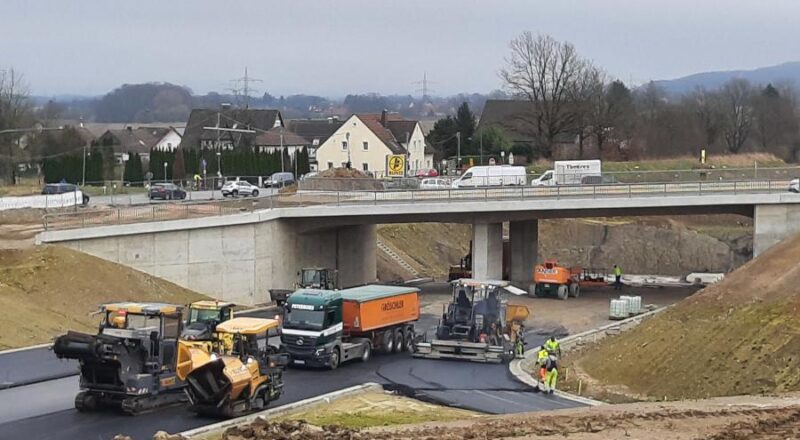 Unter dem Bauwerk 1, der Brücke für die Tunnelstraße, wird asphaltiert. Foto: Landesbetrieb Straßen.NRW