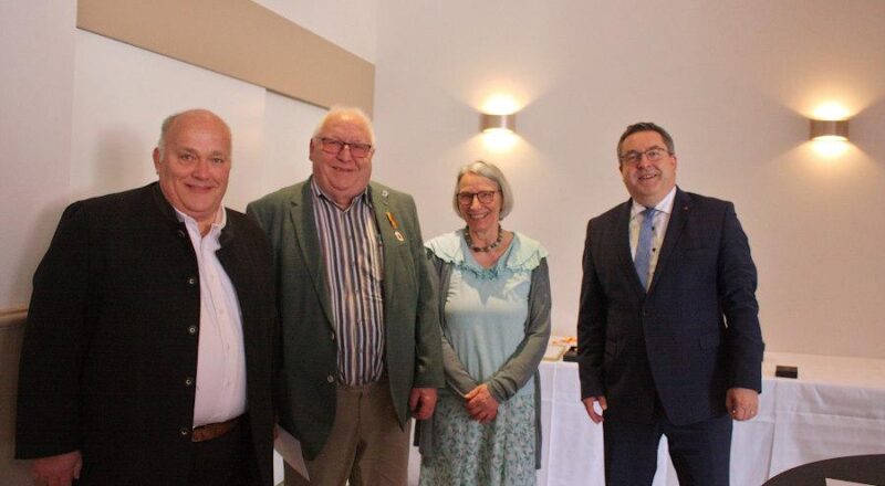 Leopoldshöhes stellvertretender Bürgermeister Andreas Brinkmann, Ehrenringträger Friedrich Westerheide und seine Frau Elisabeth sowie Landrat Axel Lehmann freuen sich über die Verlehung der Auszeichnung. Foto: Thomas Dohna