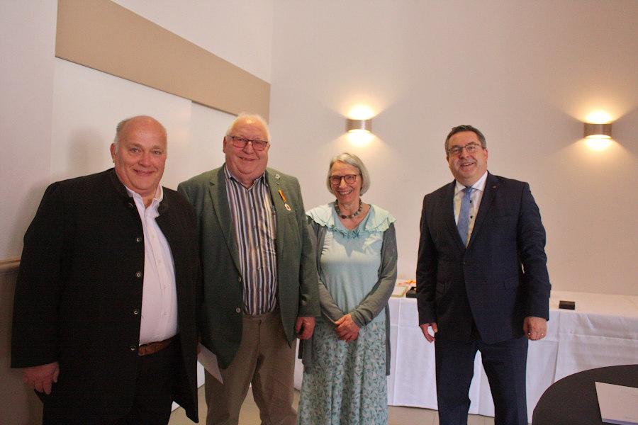 Leopoldshöhes stellvertretender Bürgermeister Andreas Brinkmann, Ehrenringträger Friedrich Westerheide und seine Frau Elisabeth sowie Landrat Axel Lehmann freuen sich über die Verlehung der Auszeichnung. Foto: Thomas Dohna