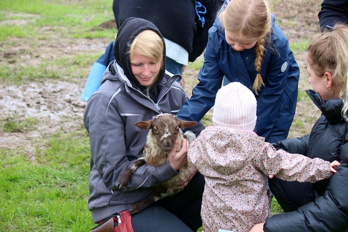 Kinder dürfen ein Lamm streicheln. Foto: Thomas Dohna