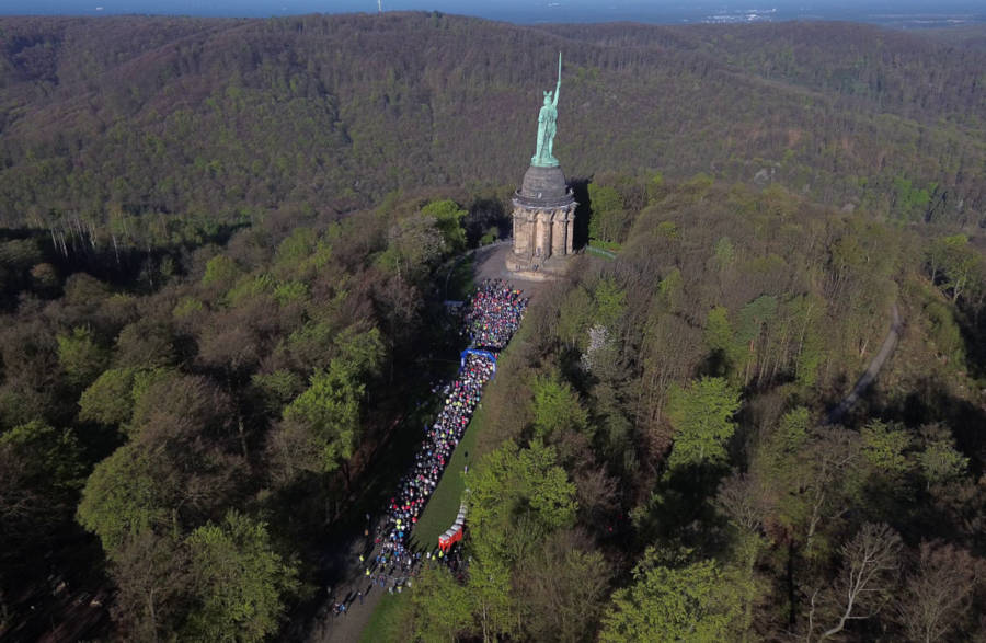 Blick auf den Start des 51. Hermannslaufs im Jahr 2023. Foto: TSVE 1860 Bielefeld