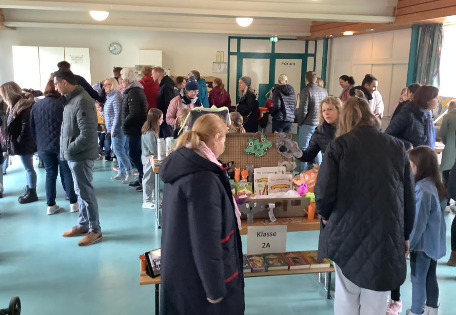 Am Ende der Lesewoche präsentierten die Schülerinnen und Schüler der GS Asemissen im Forum ihre Arbeitsergebnisse den Eltern und anderen Interessierten. Fotos: Privat