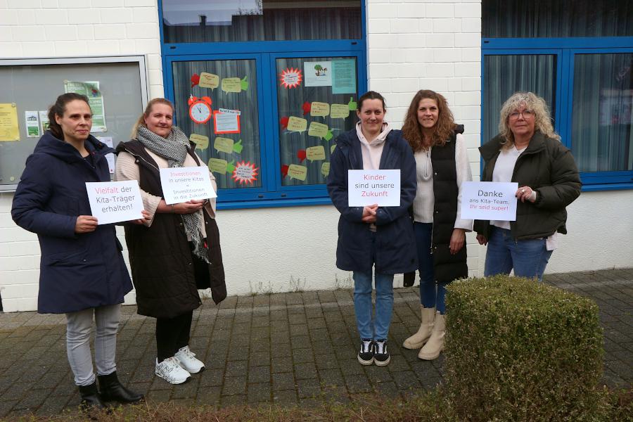 Die Mütter Nadja Keßler, Kerstin Kreisel, Sandra Freitag und Jenny Schöwerling setzen sich für die Kindertagesstätten ein. Kita-Leiterin Claudia Schneider unterstützt sie. Foto: Thomas Dohna