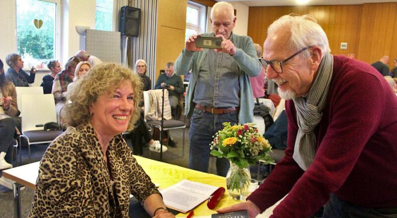 Die Autorin im Gespräch mit ihrem Leser Karsten Ahrnke. Foto: Christine Reuner