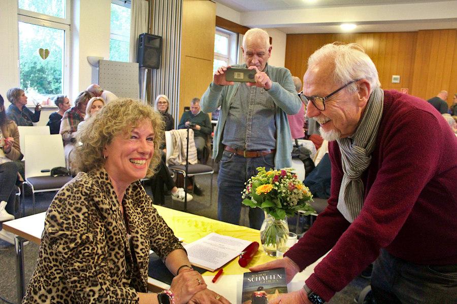 Die Autorin im Gespräch mit ihrem Leser Karsten Ahrnke. Foto: Christine Reuner