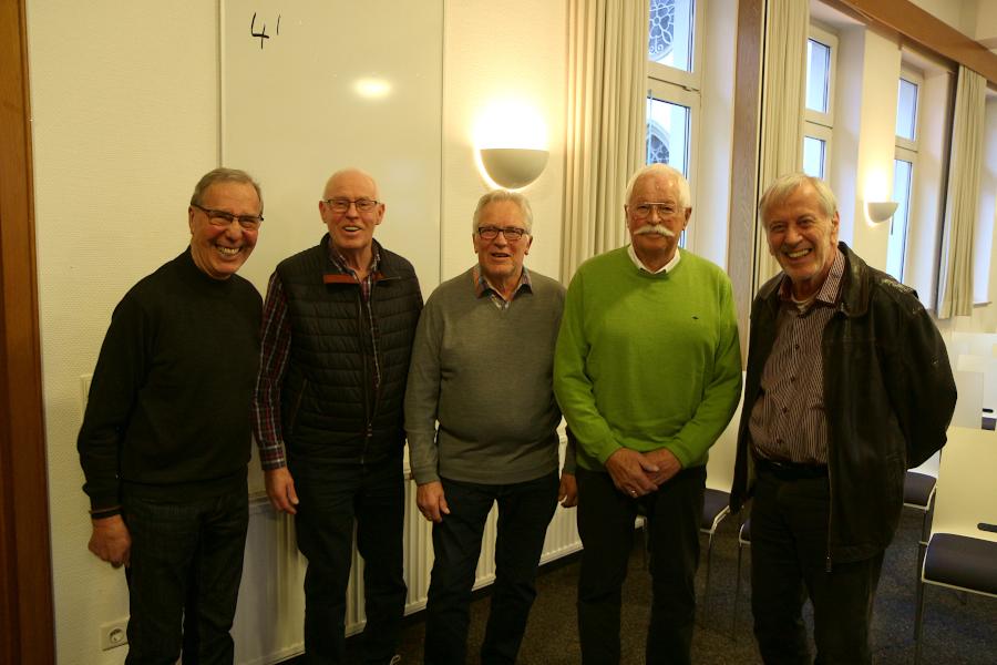 Horst Fliege, Klaus Heidemann, Gerd Sawatzki, Klaus-Walter Genett und Wolfgang Olheide bilden Vorstand und Festausschuss des Männergesangvereins. Foto: Thomas Dohna