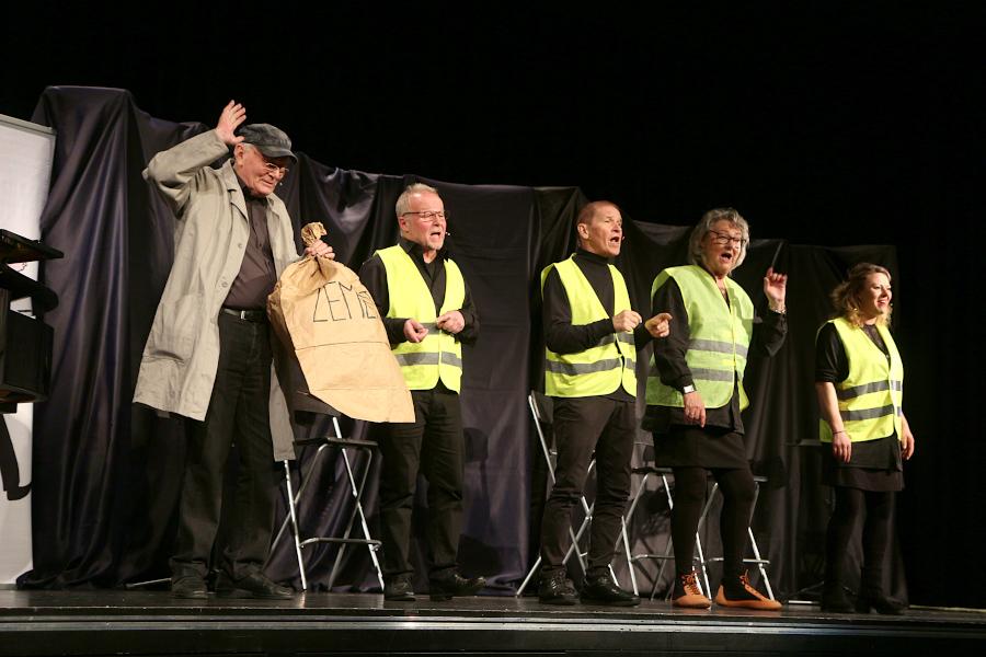 Birger Hausmann, Peter Reinhold, Martin Janke, Kirsten Gerlhof und Annika Hus singen von Zement. Foto: Thomas Dohna