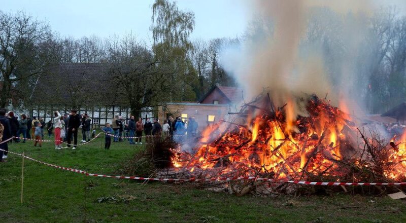 Auf dem Heimathof kamen viele Menschen zusammen. Foto: Thomas Dohna