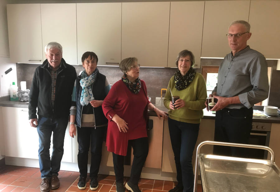 Startklar zum Pickertessen: Das "Serviceteam des Heimatvereins rund um Küchenchef Bernd Hoffmann" (rechts) organisiert das Pickertessen auf dem Heimathof. Foto: Privat