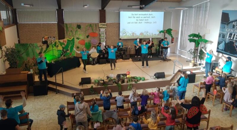 Eine Band spielt vor den Teilnehmern der Kinderbibelwoche der Mennonitengemeinde Bechterdissen. Foto: Privat