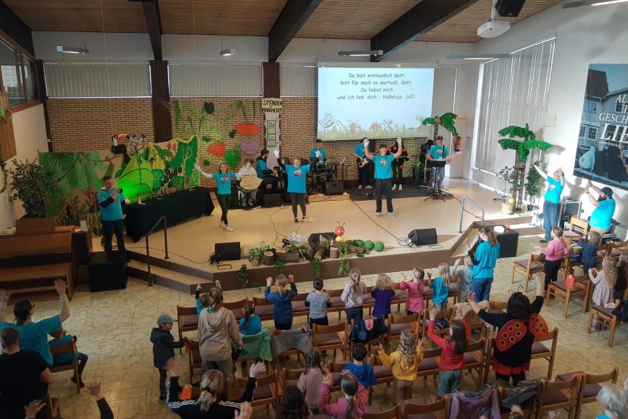 Eine Band spielt vor den Teilnehmern der Kinderbibelwoche der Mennonitengemeinde Bechterdissen. Foto: Privat