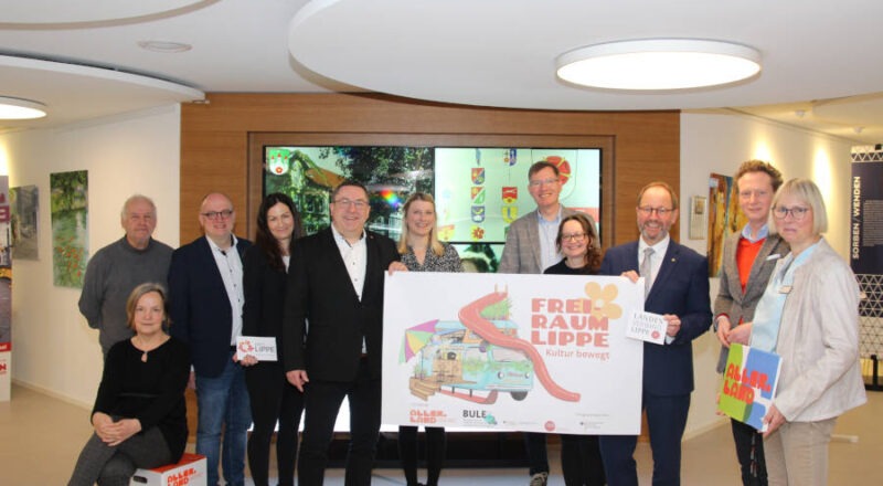 Freuen sich über die Bundesförderung für das Projekt „Freiraum Lippe“: Landrat Dr. Axel Lehmann (Mitte links) und Landesverbandsvorsteher Jörg Düning-Gast (Mitte rechts) sowie (v.l.) Dr. Josef Spiegel und Dr. Sigrun Brunsiek (beide Wasserschloss Reelkirchen e.V.), Dirk Menzel (Fachdienstleitung Bildung), Karen Zereike (Fachdienstleitung Ländliche Entwicklung und Innovation), Dorfcoach Laura Schuster, Kulturagent Jochen Brunsiek (Landesverband Lippe), Kulturreferentin Larisa Strese-Gassiev (Kreis Lippe), Verwaltungsvorstand Dr. Olaf Peterschröder und Anja Krause (Teamleitung Regionales Bildungsnetzwerk). Foto: Kreis Lippe