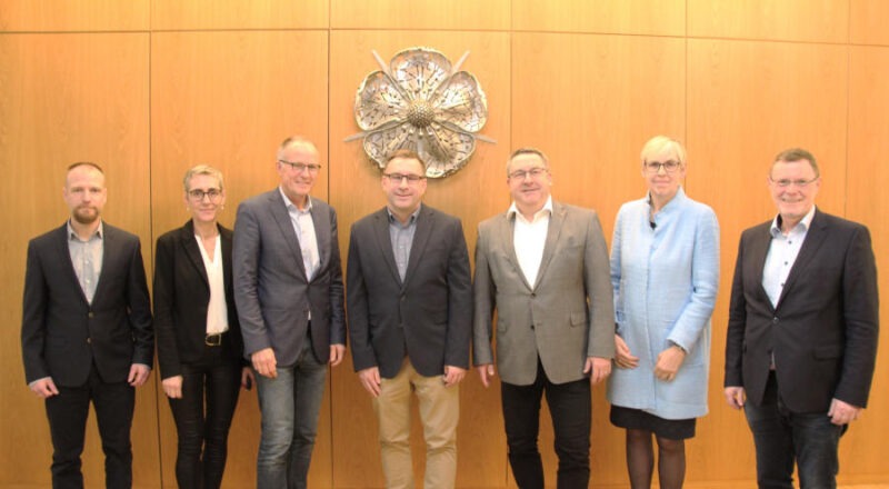 Heißen Olaf Brodziak als neuen Schulaufsichtsbeamten für Grundschulen im Kreis Lippe in ihrer Mitte willkommen (v. l.): Lutz Depping (Teamleiter der Schulamtsverwaltung), Schulrätin Anke Freytag, Michael Uhlich (Leiter der Schulabteilung der Bezirksregierung), Landrat Dr. Axel Lehmann, Grundschuldezernentin Dr. Iris Hohberg und Schulrat Torsten Buncher. Foto: Kreis Lippe