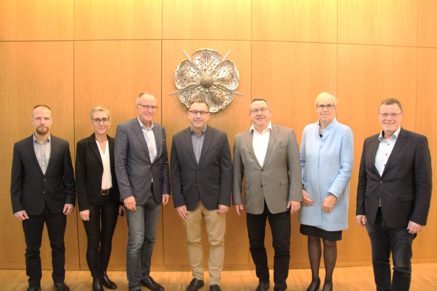 Heißen Olaf Brodziak als neuen Schulaufsichtsbeamten für Grundschulen im Kreis Lippe in ihrer Mitte willkommen (v. l.): Lutz Depping (Teamleiter der Schulamtsverwaltung), Schulrätin Anke Freytag, Michael Uhlich (Leiter der Schulabteilung der Bezirksregierung), Landrat Dr. Axel Lehmann, Grundschuldezernentin Dr. Iris Hohberg und Schulrat Torsten Buncher. Foto: Kreis Lippe