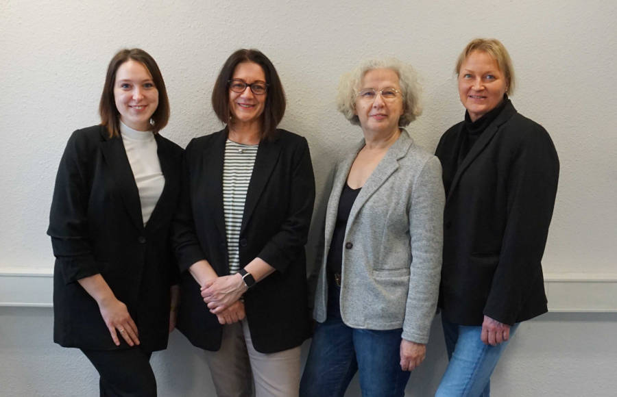 Die Standesbeamtinnen Vanessa Klemke, Daniela Sampieri, Margarete Kaempfert (von links)und Kerstin Rußkaup, die für die Rentenberatung zuständig ist, ziehen aus dem Rathaus in neue Räume an der Herforder Straße 18a. Foto: Gemeinde Leopoldshöhe