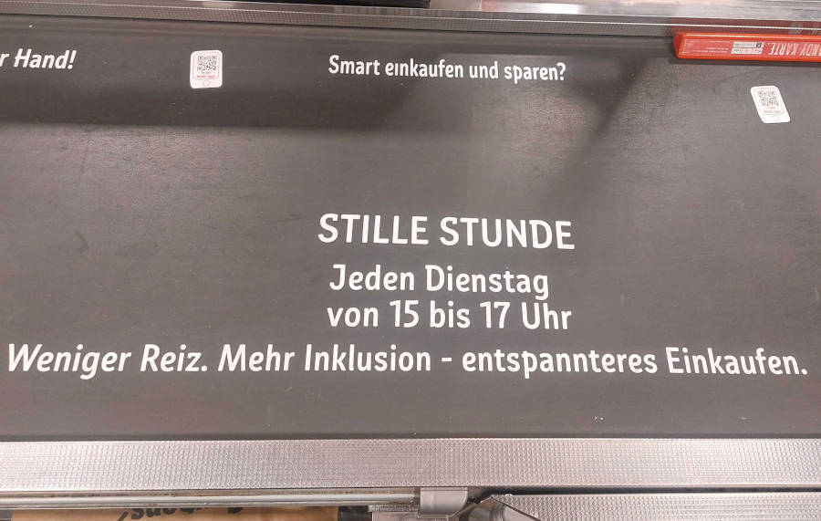 Kundinnen und Kunden erhalten im Laden bereits einen Hinweis auf die „Stille Stunde“ auf dem Kassenband. Foto: Kreis Lippe