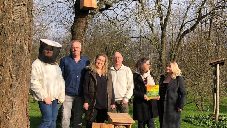 Miriam Schäfer (Imkerin), Thomas Bugert (Leiter Tischlerei Lebenshilfe), Nicole Plugge (Ehrenamtsbüro), Jürgen Badtke (Ehrenamtlicher Wespen- und Hornissenberater), Sabine Cassel (Kreis Lippe, Projektarbeit Artenschutz) und Barbara Milde (Geschäftsführung Lebenshilfe) (von links) freuen sich über die Hornissenkästen. Foto: Lebenshilfe Detmold