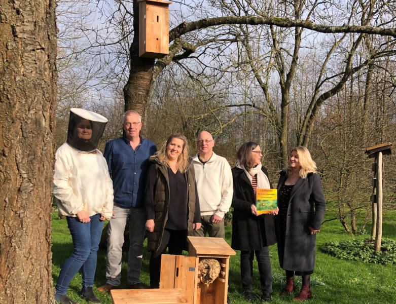 Miriam Schäfer (Imkerin), Thomas Bugert (Leiter Tischlerei Lebenshilfe), Nicole Plugge (Ehrenamtsbüro), Jürgen Badtke (Ehrenamtlicher Wespen- und Hornissenberater), Sabine Cassel (Kreis Lippe, Projektarbeit Artenschutz) und Barbara Milde (Geschäftsführung Lebenshilfe) (von links) freuen sich über die Hornissenkästen. Foto: Lebenshilfe Detmold