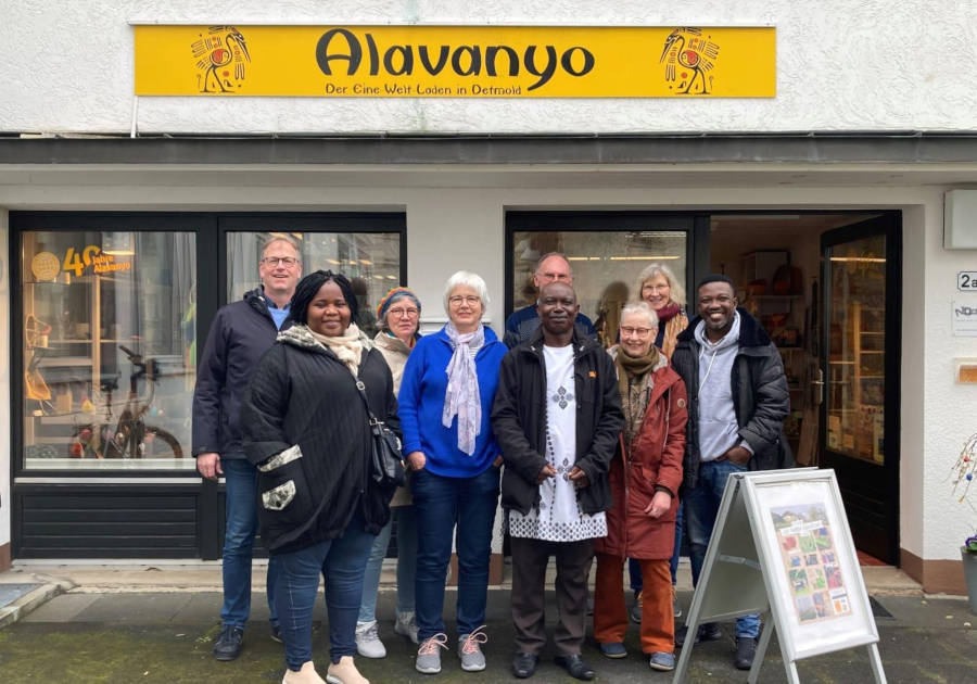 Landespfarrer Dieter Bökemeier, Florence Attey (Leiterin des Straßenkinderprojekts in Ho/Ghana), Heike Albrecht (Partnerschaftsausschuss Nordghana), Ingrid Westphal und Toni Schneider (EWL Alavanyo), Pastor Emmanuel Elisha Attu und Pastor Dela Amegbe (beide EPCG), Petra Hölscher und Elke Drewes (Partnerschaftsausschuss). Foto: Norddeutsche Mission