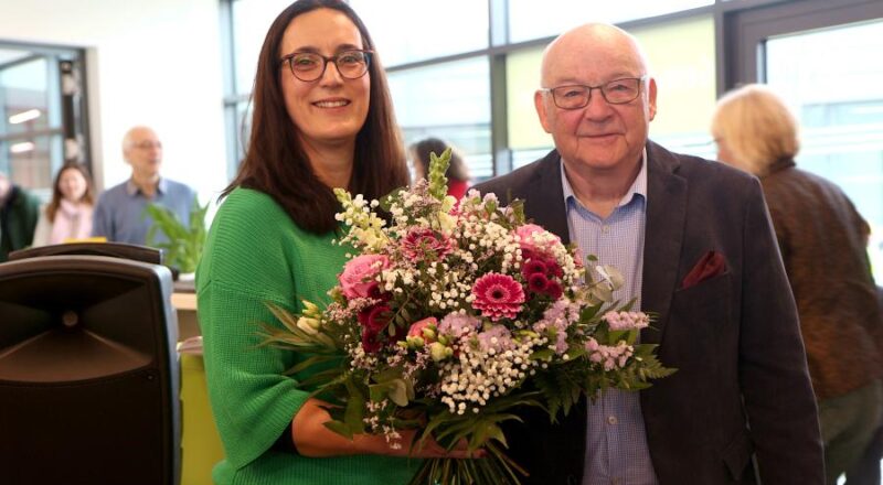 Büchereileiterin Kerstin Koppmann bekam zur Eröffnung der neuen Zweigstelle der Gemeindebücherei vom stellvertretenden Bürgermeister Klaus Fiedler einen Blumenstrauß. Foto: Thomas Dohna