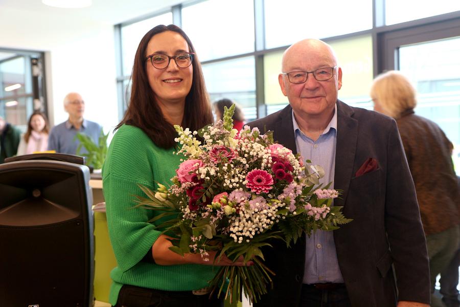 Die heute ehemalige Büchereileiterin Kerstin Koppmann bekam zur Eröffnung der neuen Zweigstelle der Gemeindebücherei auf dem Bildungscampus vom stellvertretenden Bürgermeister Klaus Fiedler einen Blumenstrauß. Archivfoto: Thomas Dohna