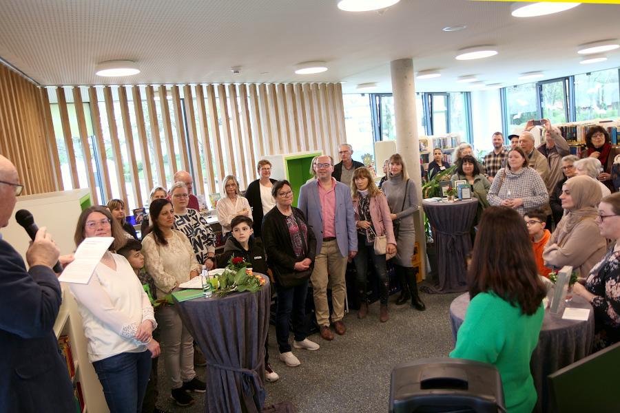 Eine Menge Besucher waren in den neuen Standort der Gemeindebücherei im Neubau der Felix-Fechenbach-Gesamtschule gekommen. Foto: Thomas Dohna