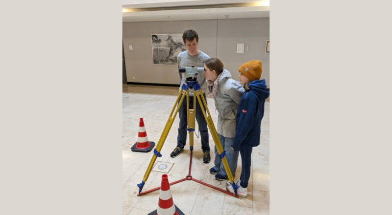 Wie wird eine Stadt vermessen? Das lernten elf Schülerinnen beim Girls'Day im städtischen Amt für Geoinformation und Kataster. Foto: Stadt Bielefeld