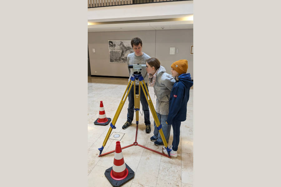 Wie wird eine Stadt vermessen? Das lernten elf Schülerinnen beim Girls'Day im städtischen Amt für Geoinformation und Kataster. Foto: Stadt Bielefeld