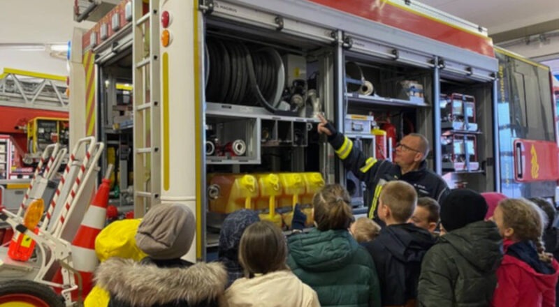 Die Viertklässler der GS Nord schauen sich ein Feuerwehrfahrzeug von innen an. Foto: Privat