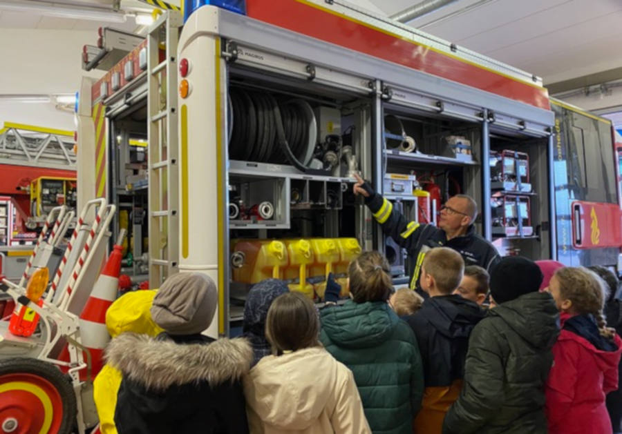 Die Viertklässler der GS Nord schauen sich ein Feuerwehrfahrzeug von innen an. Foto: Privat