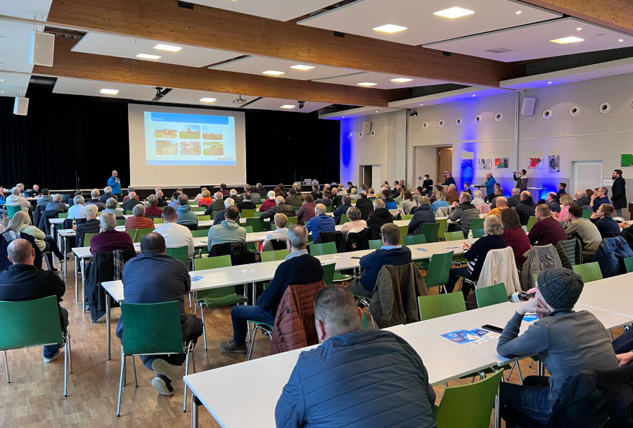 Infoabend zum Glasfaserausbau der sewikom in der Mensa der Felix-Fechenbach-Gesamtschule. Foto: sewikom