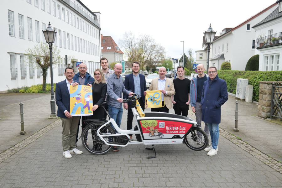 Sind ohne Auto mobil (von links): Peter Rosenke (Teamleiter regionaler Vertrieb AOK), Jürgen Deppemeier (Amt für Verkehr Bielefeld), Joanna Schlaberg (Geschäftsführerin Stadtverkehr Herford), Simon Häderli (Radverkehrsbeauftragter Herford), Tobias Tempel (Projektleiter Stadtverkehr Herford), Frederik Wöhler-Silvery (Teamleitung Veranstaltungsmanagement Pro Herford), Sieghard Schöneberg (Geschäftsführer Wellteam), Jens Kramer (Bielefeld Marketing), Yannick Kremeyer (Wellteam), Olaf Lewald (Leiter Amt für Verkehr Bielefeld). Foto: Privat