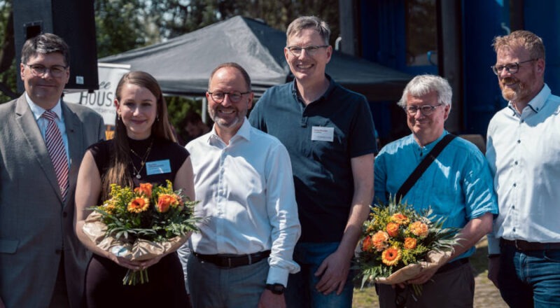 Stellvertretender Landrat Stephan Grigat, Kulturmanagerin Martha Johannsmeier, Verbandsvorsteher Jörg Düning-Gast und Jochen Brunsiek vom Landesverband Lippe, Jürgen Scheffler, Kurator der Ausstellung „Industrialisierung im Begatal“ und Bürgermeister Friso Veldink (von links) Foto: Kulturstellwerk Nordlippe