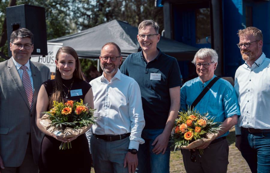 Stellvertretender Landrat Stephan Grigat, Kulturmanagerin Martha Johannsmeier, Verbandsvorsteher Jörg Düning-Gast und Jochen Brunsiek vom Landesverband Lippe, Jürgen Scheffler, Kurator der Ausstellung „Industrialisierung im Begatal“ und Bürgermeister Friso Veldink (von links) Foto: Kulturstellwerk Nordlippe