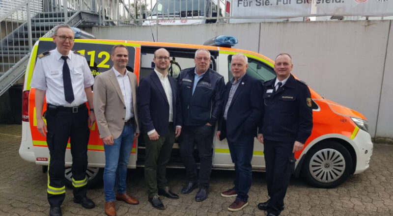 Carsten Kroll, Stellvertretender Amtsleiter Feuerwehr Bielefeld, Dr. Carsten Obermann, Ärztliche Leitung Rettungsdienst Stadt Bielefeld, Dr. Stefan Krüger, Ärztliche Leitung Notarztstandort Gilead, Dr. Michael Korth, Ärztliche Leitung Notarztstandort Gilead, Heiner Hofmann, Geschäftsführer ASB DRK JUH Rettungsdienst Bielefeld gGmbH, Jörn Bielinski, Abteilungsleiter Rettungsdienst Feuerwehr Bielefeld (von links nach rechts). Foto: Stadt Bielefeld