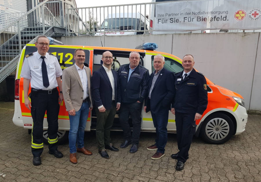 Carsten Kroll, Stellvertretender Amtsleiter Feuerwehr Bielefeld, Dr. Carsten Obermann, Ärztliche Leitung Rettungsdienst Stadt Bielefeld, Dr. Stefan Krüger, Ärztliche Leitung Notarztstandort Gilead, Dr. Michael Korth, Ärztliche Leitung Notarztstandort Gilead, Heiner Hofmann, Geschäftsführer ASB DRK JUH Rettungsdienst Bielefeld gGmbH, Jörn Bielinski, Abteilungsleiter Rettungsdienst Feuerwehr Bielefeld (von links nach rechts). Foto: Stadt Bielefeld