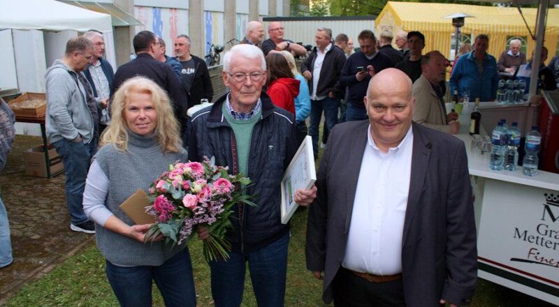 Die Vorsitzende des TTC Schuckenbaum Cordula Wiemer zeichnete Gründungsmitglied Friedrich Koch für 70 Jahre Mitgliedschaft aus. Der Vorsitzende des Gemeindesportverbandes Andreas Brinkmann gratulierte. Foto: Thomas Dohna