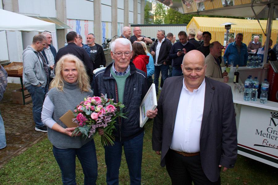 Die Vorsitzende des TTC Schuckenbaum Cordula Wiemer zeichnete Gründungsmitglied Friedrich Koch für 70 Jahre Mitgliedschaft aus. Der Vorsitzende des Gemeindesportverbandes Andreas Brinkmann gratulierte. Foto: Thomas Dohna