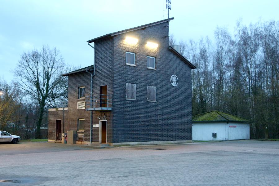 Im Brandhaus an der Feuerwehrzentrale in Lemgo üben lippische und andere Feuerwehren Taktiken zur Brandbekämpfung und zur Menschenrettung. Foto: Edeltraud Dombert