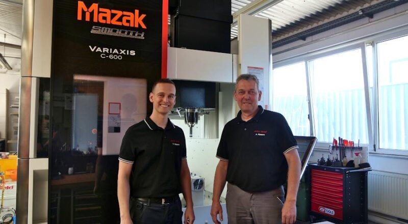 Tobias und Andreas Kassen stehen vor der neuesten Maschine ihres Unternehmens AnKa Metall. Sie stellen ihr Unternehmen bei der Aktion "Leo öffnet sich" vor. Foto: Thomas Dohna