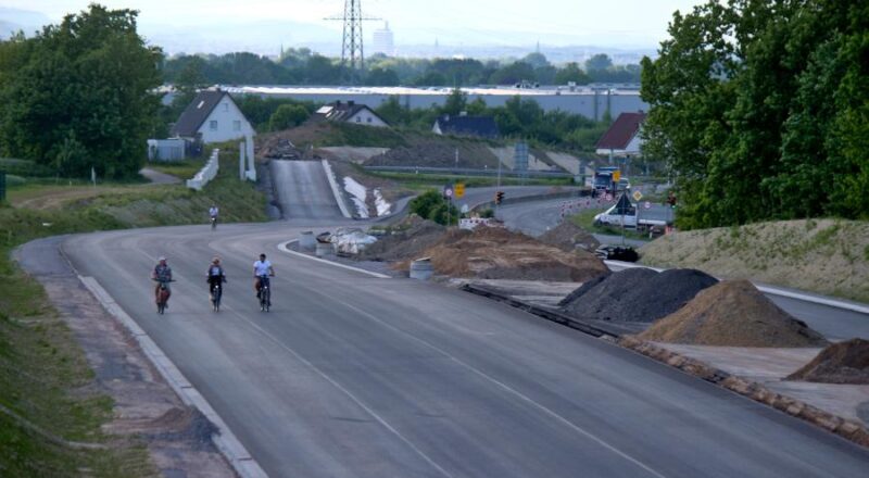 Radfahrer sparen sich den Weg durch das Gewerbegebiet und nutzen die neue Fahrbahn. Foto: Thomas Dohna