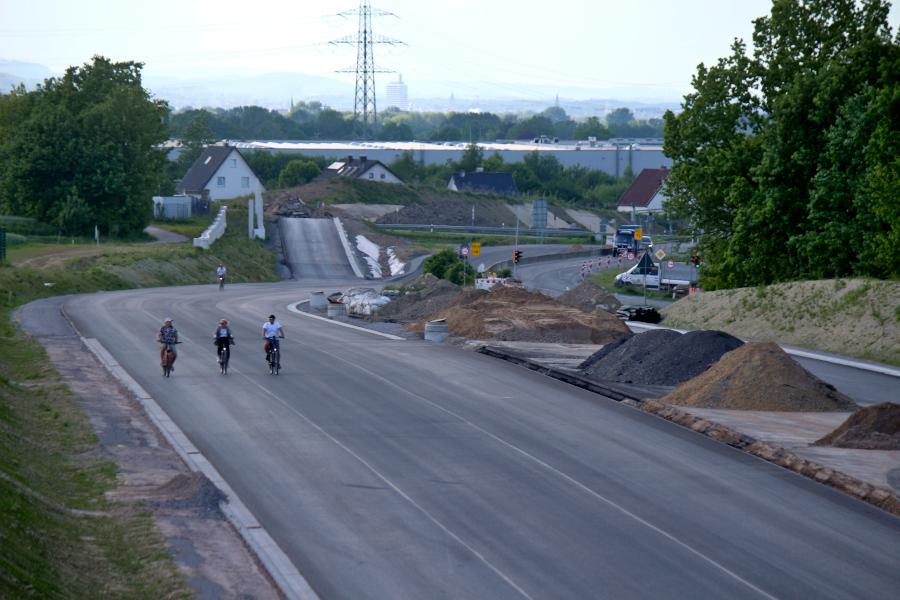 Radfahrer sparen sich den Weg durch das Gewerbegebiet und nutzen die neue Fahrbahn. Foto: Thomas Dohna