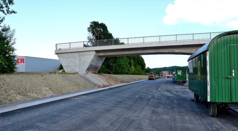 Links an der Brücke fehlt noch die Rampe für den Wirtschaftsweg zum Freesenberg. Foto: Thomas Dohna