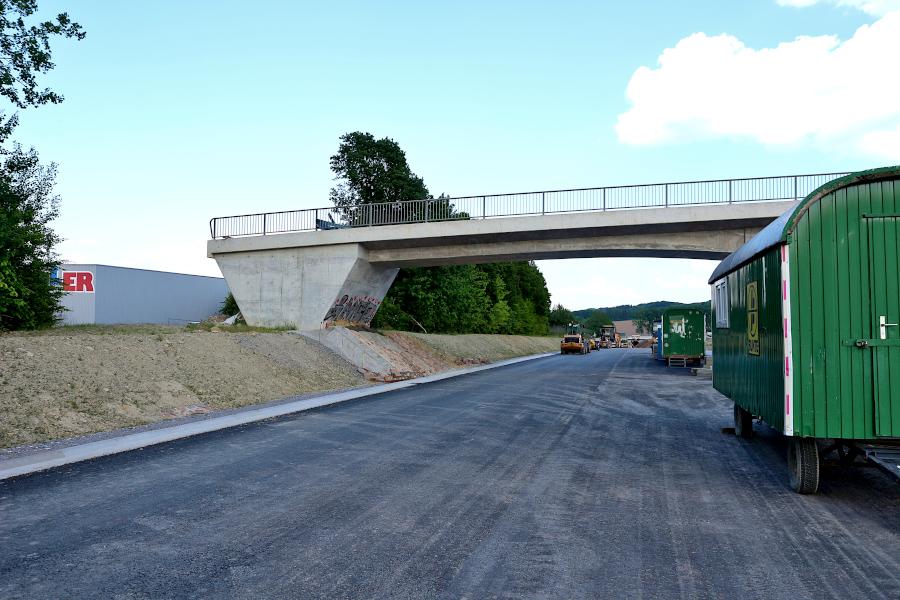 Links an der Brücke fehlt noch die Rampe für den Wirtschaftsweg zum Freesenberg. Foto: Thomas Dohna