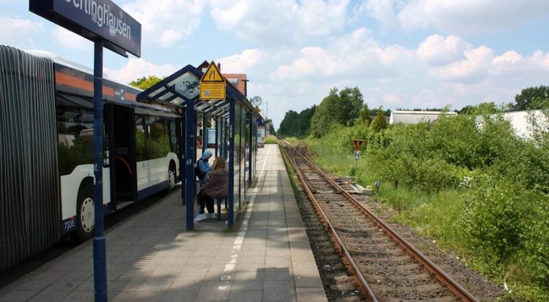 Die Bahnsteige am Bahnhof Oerlinghausen in Asemissen sollen höher werden. Das hat Auswirkungen auf den Busbahnhof. Foto: Thomas Dohna