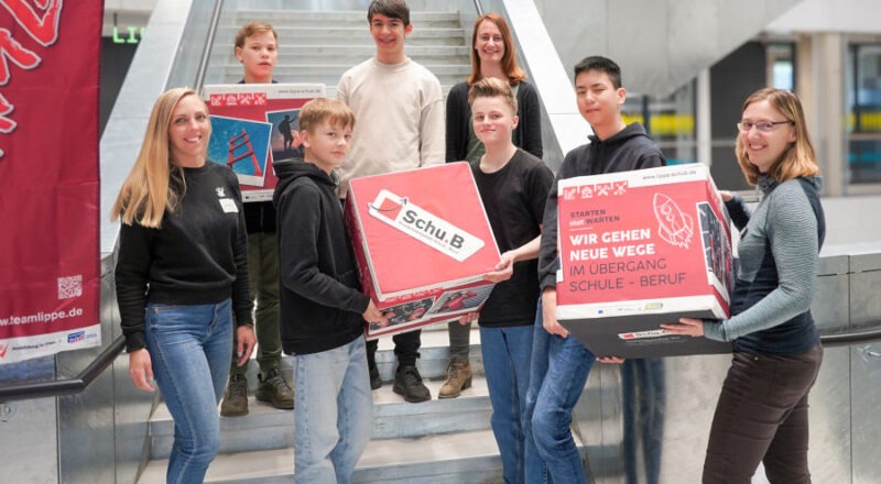 Freuen sich auf eine gut besuchte Veranstaltung: Die teilnehmenden Jungen des Boys’Day 2024 und die Kolleginnen der Koordinierungsstelle Schule-Beruf (v.l.) Lisa McVicar, Vanessa Boschke und Christin Wegener. Foto: Lippe Bildung eG